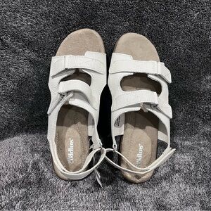 Cobbie Cuddlers Women Beatrice white suede Comfort Sandals size 7.5W New